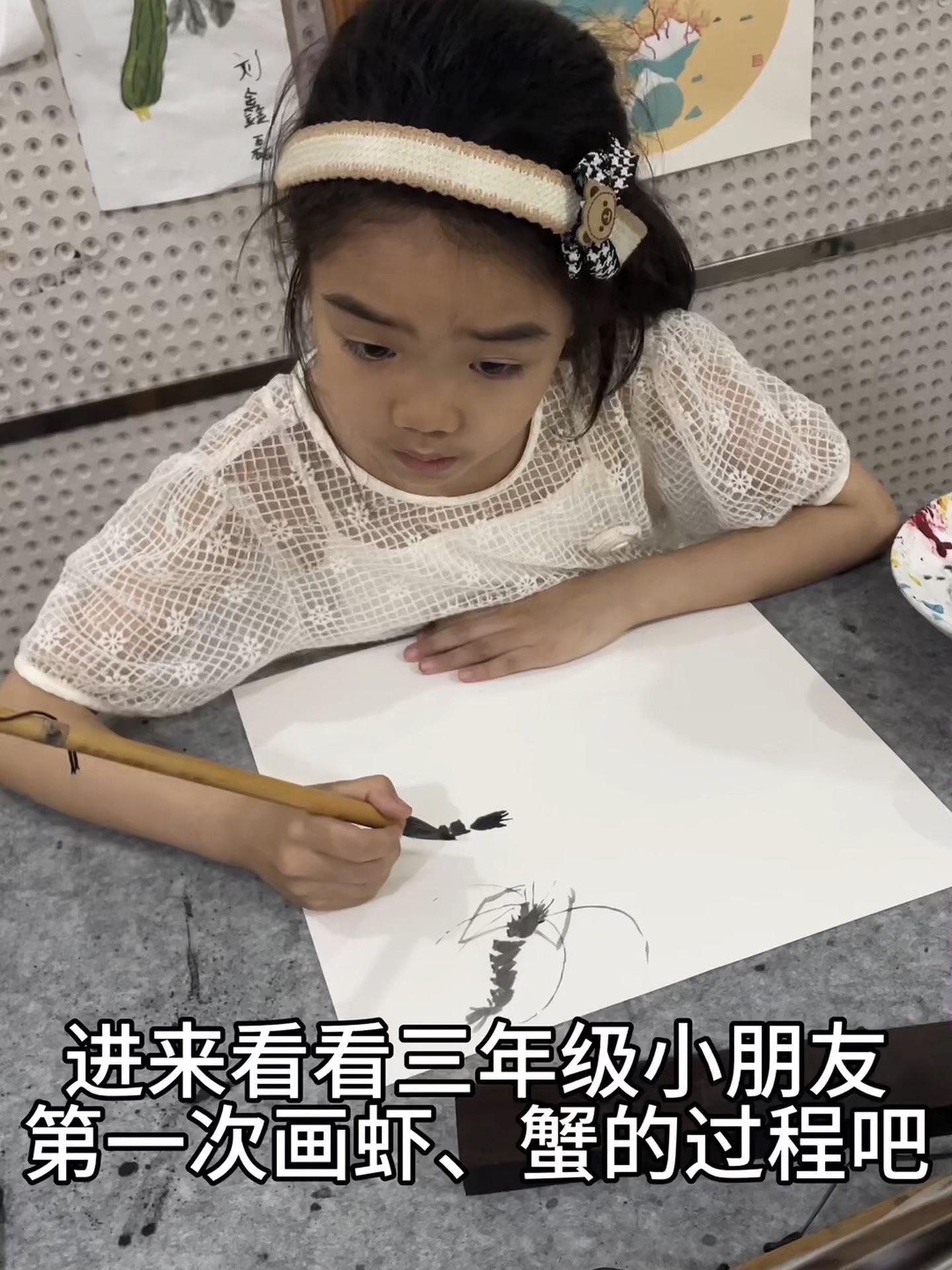 宝贝的绘画初体验——第一次画虾 2024.6.17 今天是个特别的日子,小朋友第一次尝试画