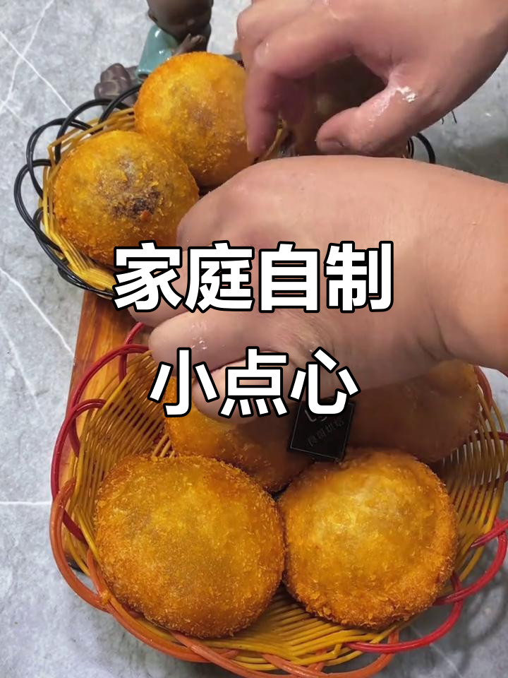 将糯米粉、糖等材料混合,包豆沙馅后炸至金黄,香脆可口