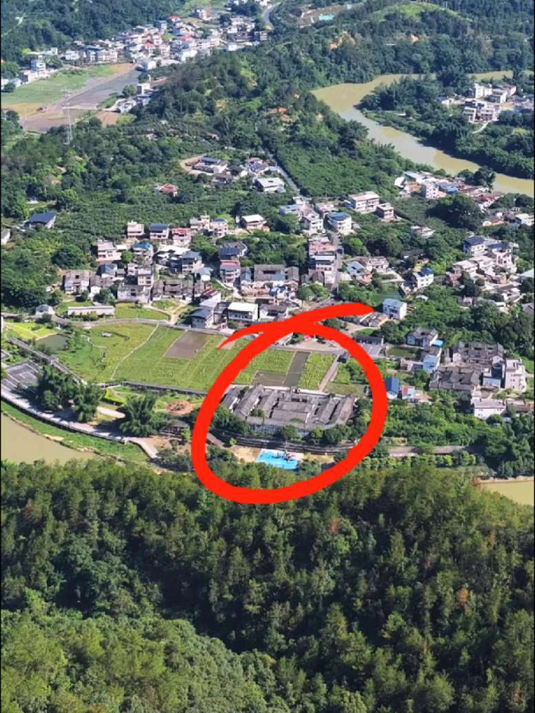 他的财富比当时的清政府还多1000多万两白银,每当进宫面见慈禧太后和光绪皇帝时享有免跪特权