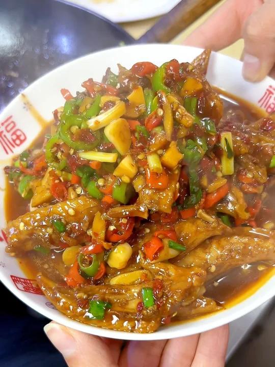 烧的很软烂的香辣鸡尖,一抿就脱骨又香又辣