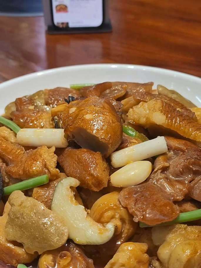 二十多年老味道,家门口的烟火灶。大盘鸡香飘街巷,春节不打照常 二十多年老味道,家门口的烟火