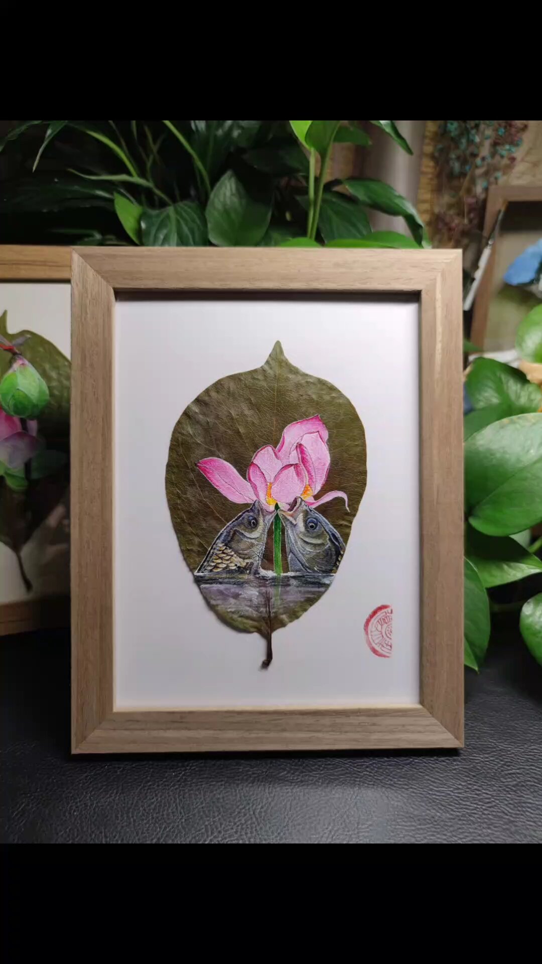 手绘树叶画:鱼吃荷花