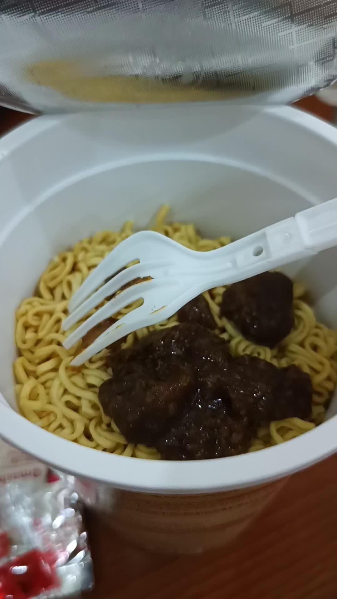 半夜了,吃一杯越南泡面吧。越南生活 记录真实生活 深夜泡面 这泡面可一点也不简单