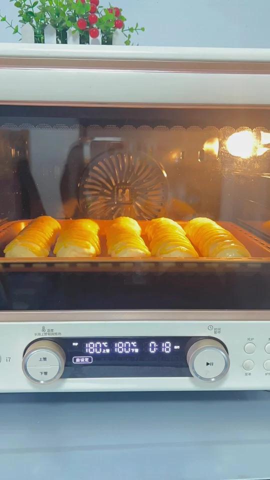 毛毛虫奶油面包~面包柔软好吃奶油入口即化