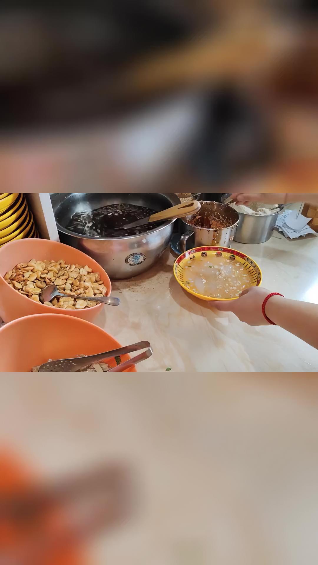 鼓楼东街小媳妇凉粉神仙摊位。36.8元双人套餐,凉粉配夹肉饼,还有熏鸡蛋。辣椒香且不辣喉,