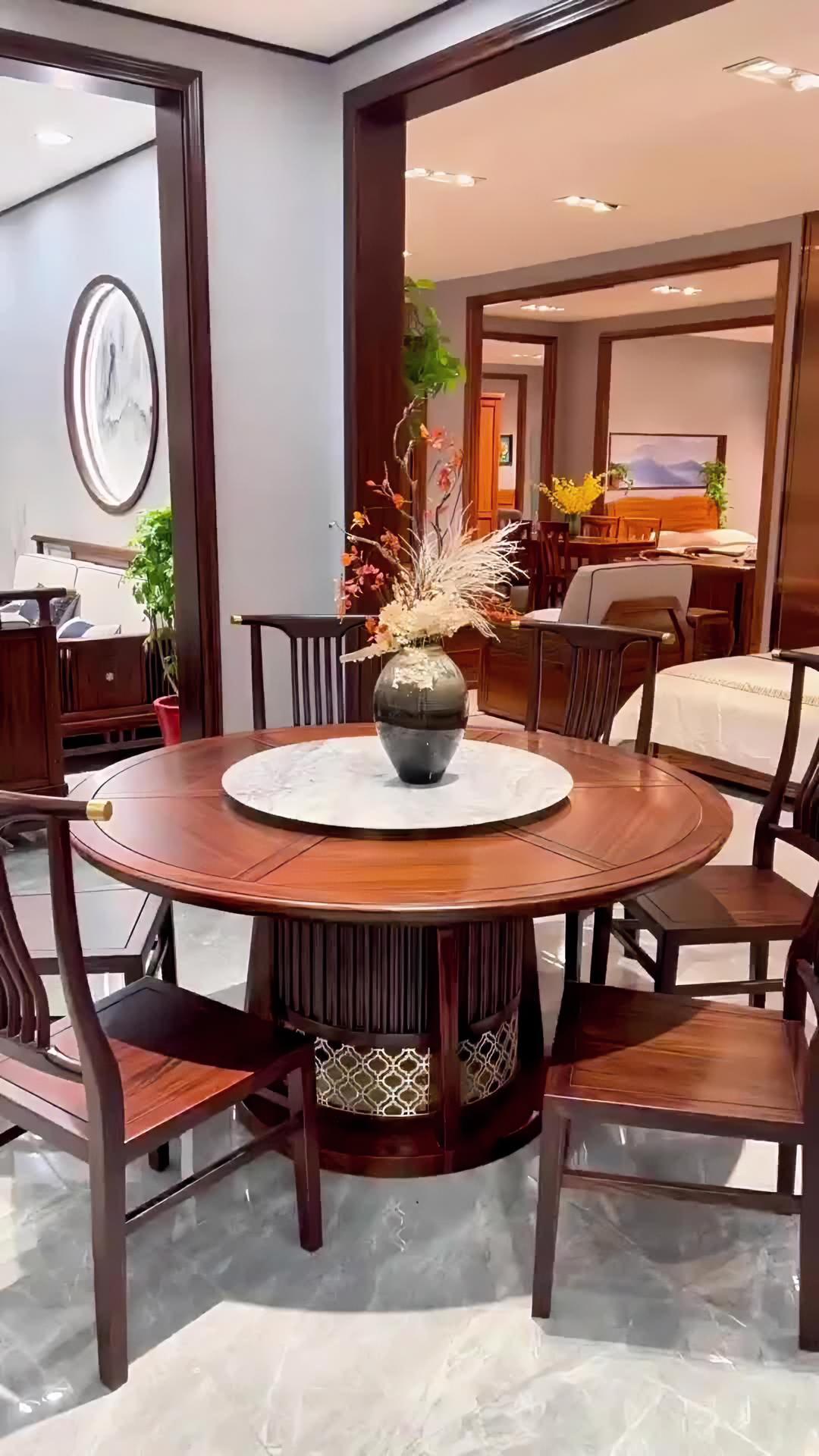 新中式乌金木圆餐桌,是家的温馨与和谐的象征。家人围坐,共享美食,感受那份独特的烟火气!实木