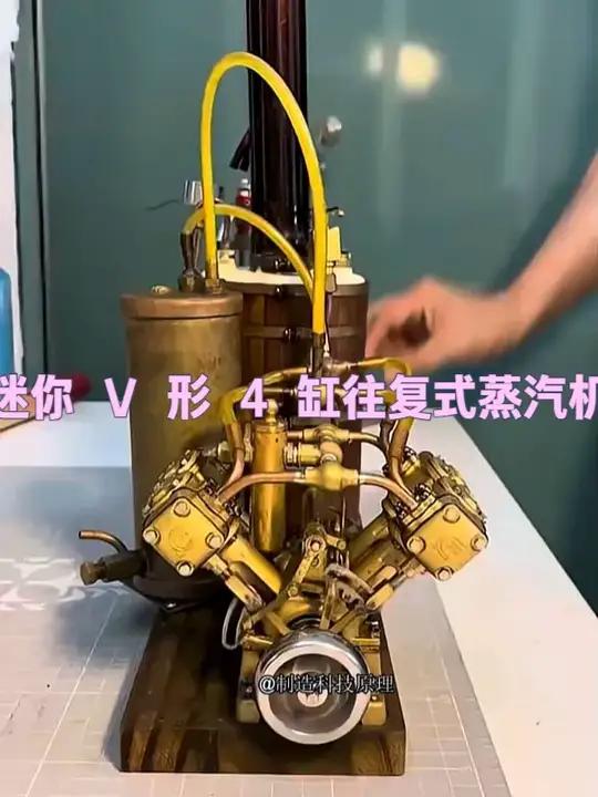 迷你 V 形 4 缸往复式蒸汽机