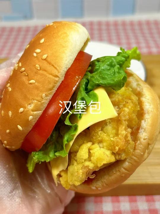 自己做汉堡想好吃的话就加一片奶酪芝士片