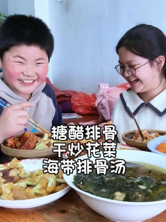 #真实生活分享计划 #家常便饭吃得香 #晒出我亲手做的美食  家常菜摆满桌，俩个饭搭子吃得