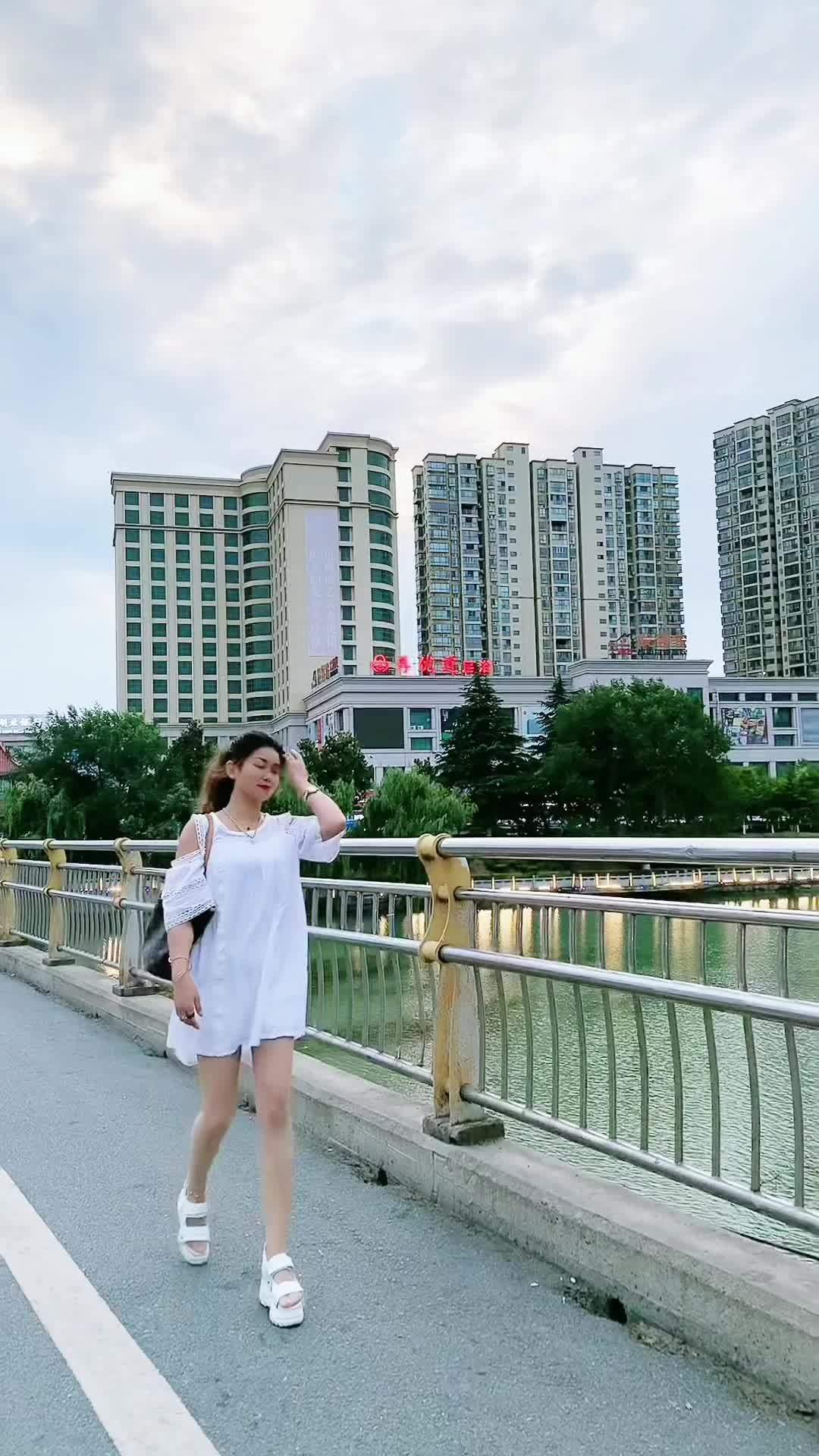 要么和灵魂有趣的人结交,要么和简单淳朴的人相处,如果没有,那单枪匹马又何妨……. 湖北房县