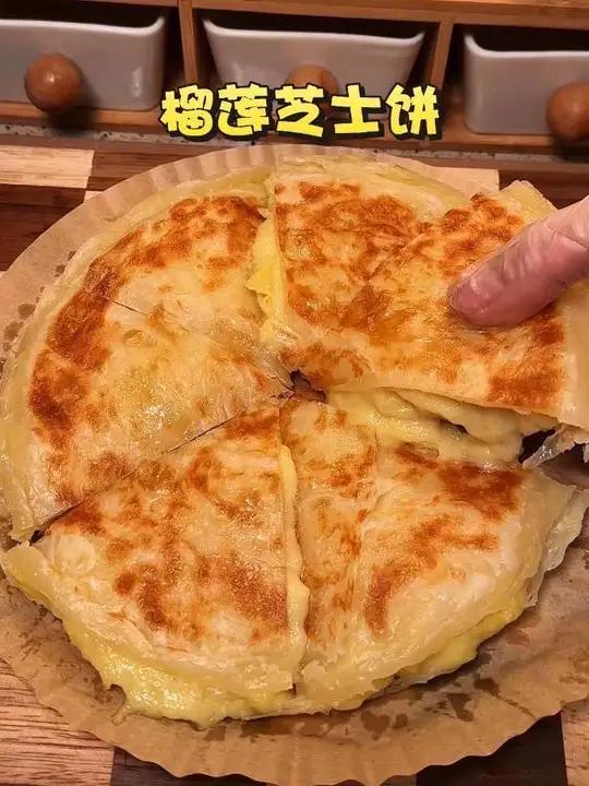 不用烤箱!平底锅就能做的榴莲芝士饼,一口爆浆,太绝了