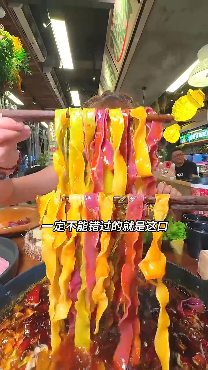 我发誓,这个酸菜火锅真的是我近期在春熙路挖到,最好吃、最下饭