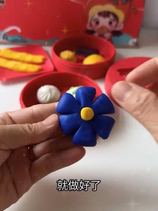 暑假别玩手机了,让孩子用面粉彩泥制作中华美食吧,满足孩子过家家的乐趣,材料安全,放心玩手工