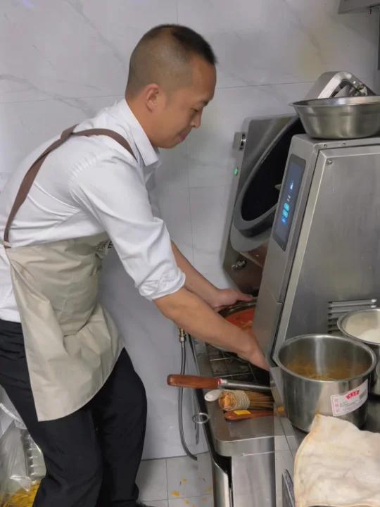 机器人炒菜 一个机器人7.5万