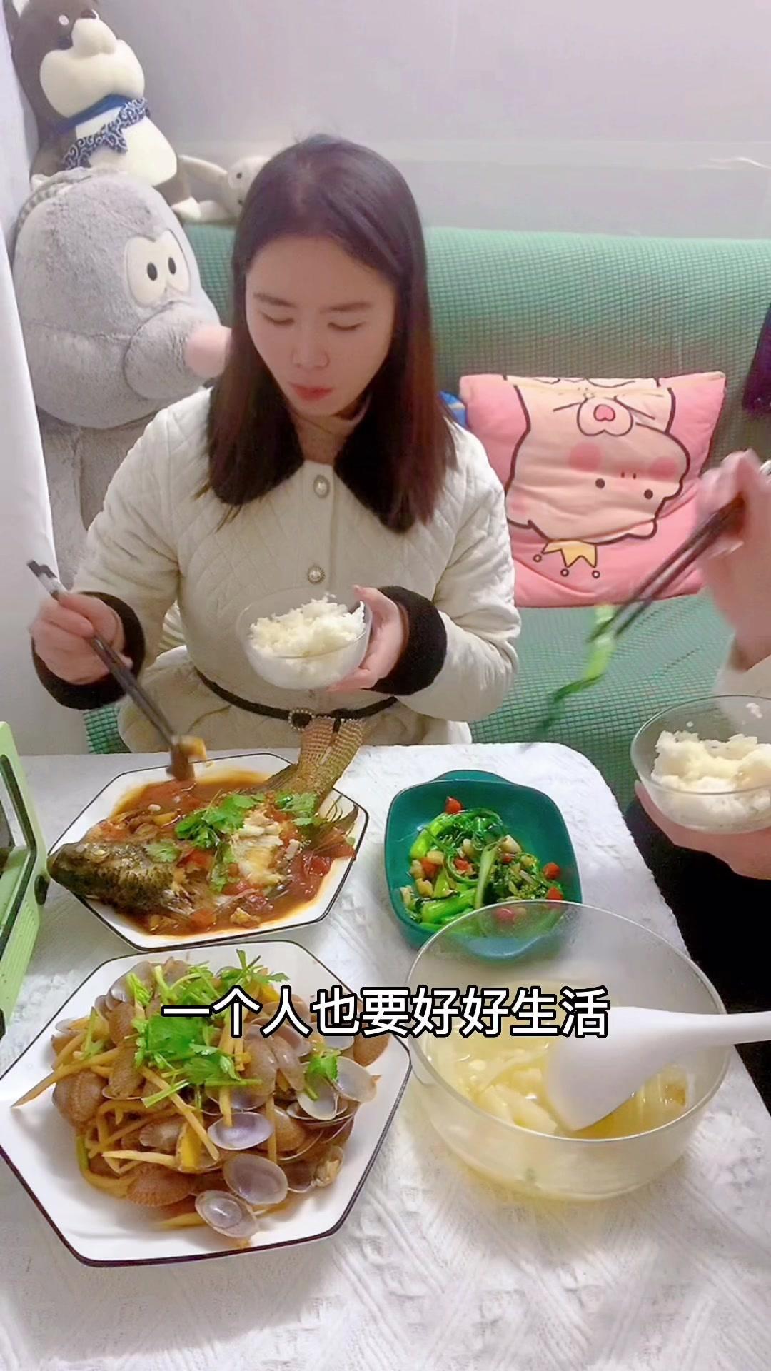 一个人的生活 慢也好 累也好 是往前走就好~每天待在自己10平米的出租屋,煮自己爱吃的饭菜