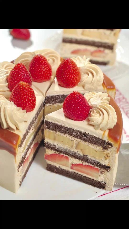 焦糖布丁草莓蛋糕｜被颜值和味道狠狠拿捏～