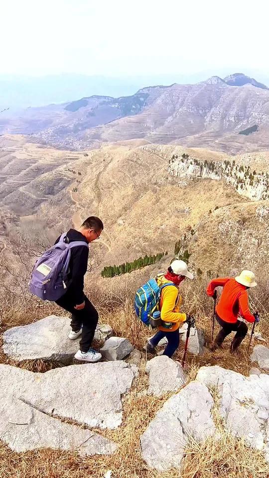 山鹰户外活动原则及活动安排 山鹰户外原则:1.探险不冒险,牢记安全第一!不要个人英雄主义。