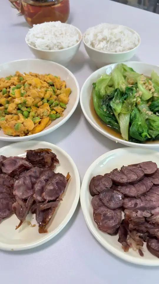 今天中午跟我女朋友生活化减脂吃的是卤牛肉,毛豆摊蛋,蒜蓉生菜,加上米饭,这一顿单人份热量在