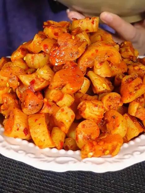 到手2瓶麻麻辣辣,一罐230克,能吃辣都拍麻辣,不能吃辣再考 虑微辣,开胃菜下饭菜嘎嘎香