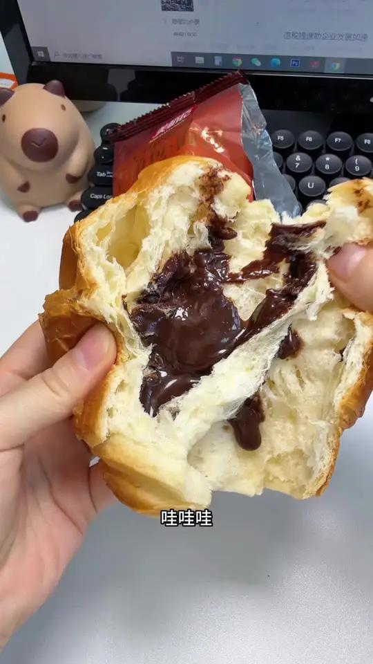 这个巧克力牛角包面包湿软,里面的酱也是很多,吃起来超级赞,解馋也扛饿
