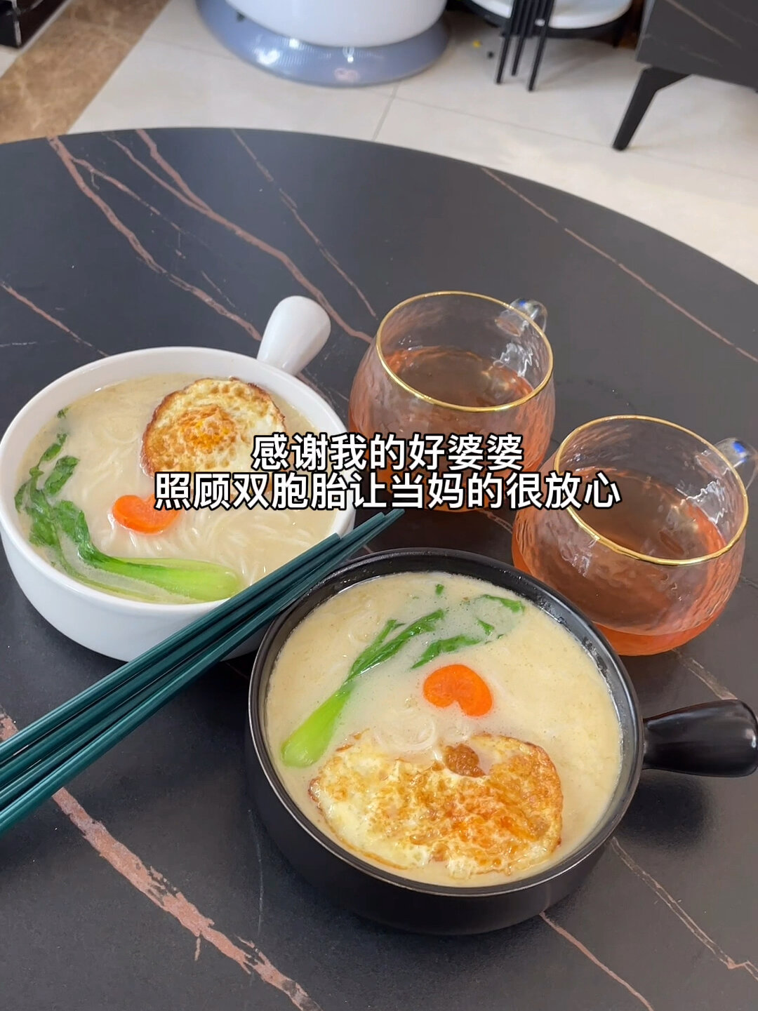 婆婆今天做了一个鲫鱼汤煮面奶白鲜甜好喝