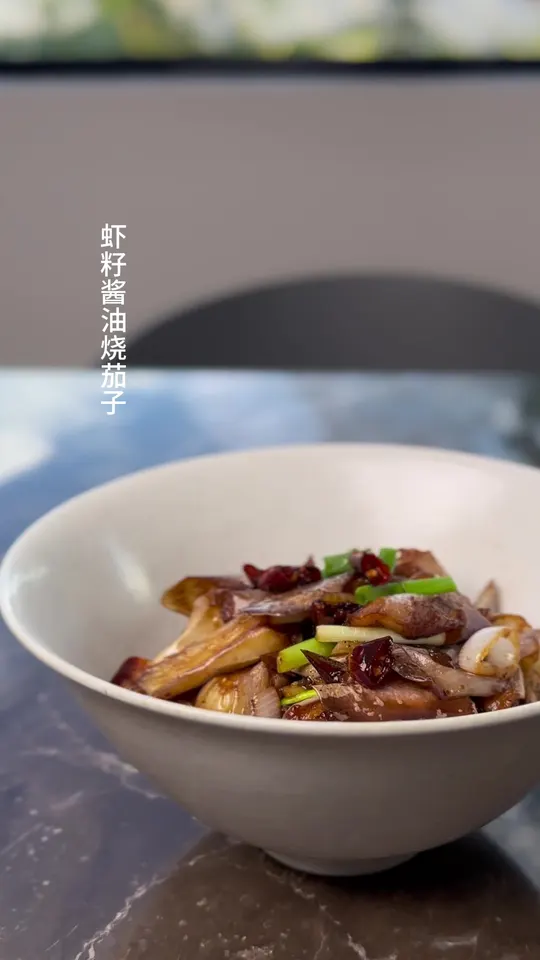 虾籽酱油，用酱油和虾籽制作，鲜美得很！