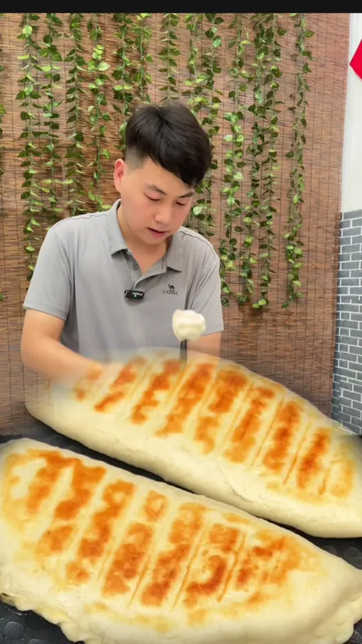 今给敏敏做个陕西农家美食,韭菜盒子,皮薄馅大,美的很