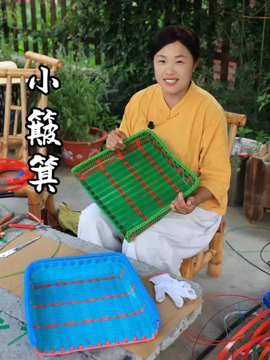 今天用打包带给朋友编了一个小簸箕，平时簸粮食，装瓜果蔬菜，淘洗沥水，晾晒都非常实用，而且好