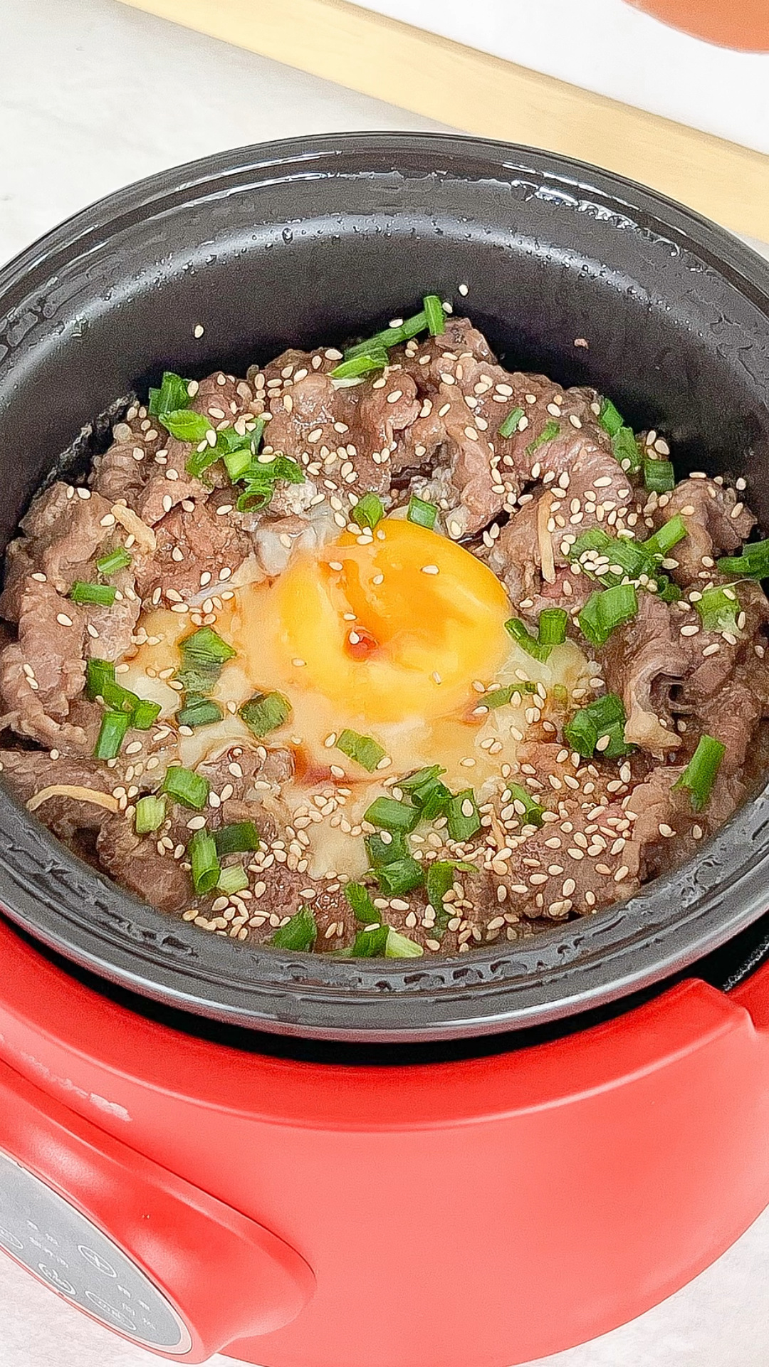 嫩滑的窝蛋牛肉煲仔饭!好吃到舔碗～