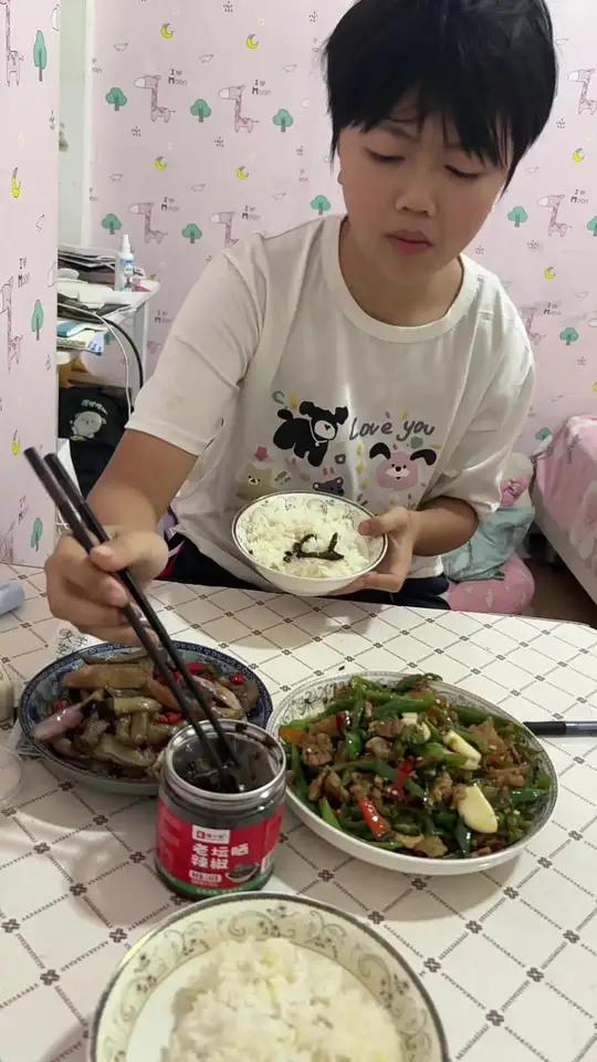 走读的意义就是回家能吃上水果,零食,饿了可以加餐,洗澡不用排队,不用洗衣服,房间有凉爽的空