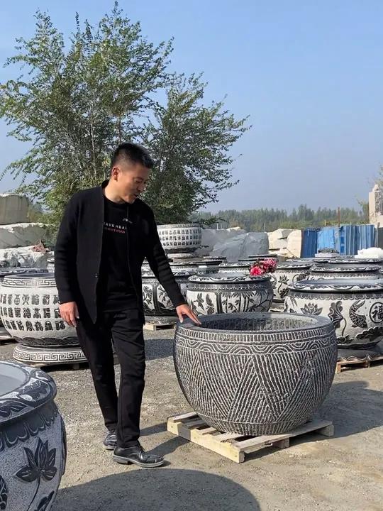 为什么摆放石雕鱼缸门海庭院大缸价格多少钱?别墅庭院石雕摆件 石雕鱼缸门海庭院大缸石雕摆件传