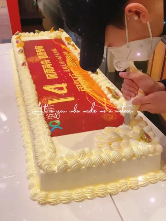 公司年会大蛋糕现场制作