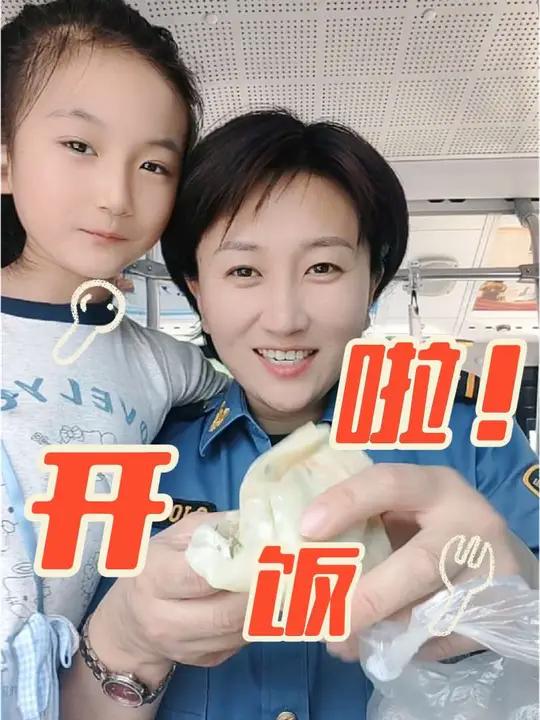 爱心午餐 舌尖上的阜阳,菜馍馍才是顶流。薄面皮裹着鲜嫩时蔬,在滚烫的鏊子上邂逅麦香与菜香。