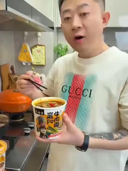 这个襄阳牛肉面太正宗了!爽滑的面条吸满了牛肉汤再配上大块牛肉真是太满足了!
