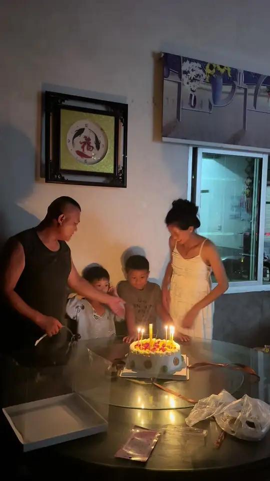 97年28岁的我生日啦,在此刻拥有我8岁跟6岁儿子祝福,还有35岁的大哥买的蛋糕,此刻一家