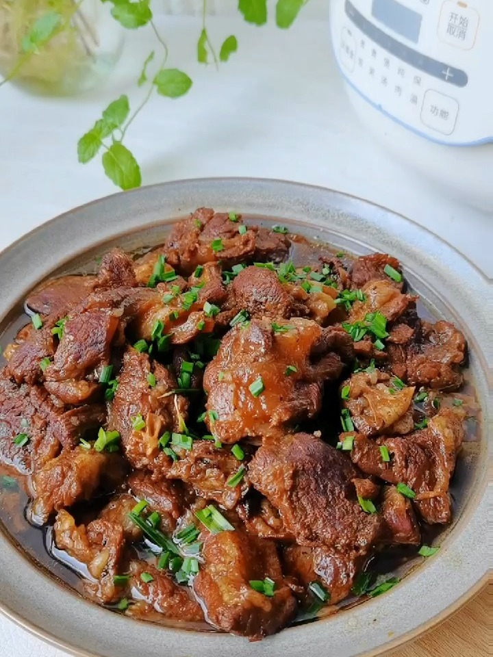 红烧牛肉这样做  好吃停不下来