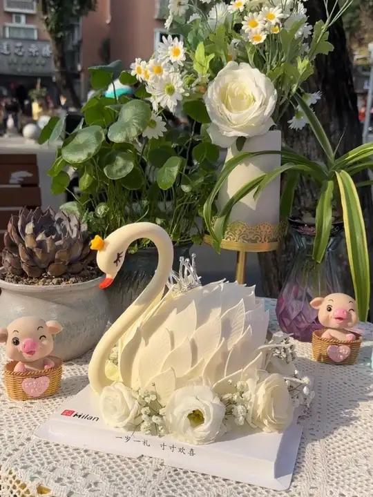童话搬进现实！戴皇冠的天鹅蛋糕美到窒息，巧克力羽翼栩栩如生，夹心层次丰富，不管生日还是纪念