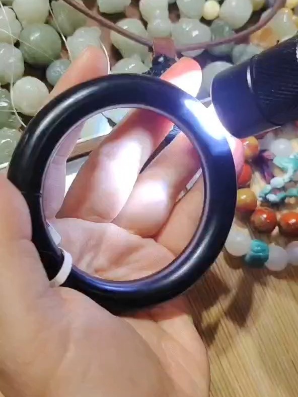 我的墨玉大家可以看,打灯白底才是真正墨玉