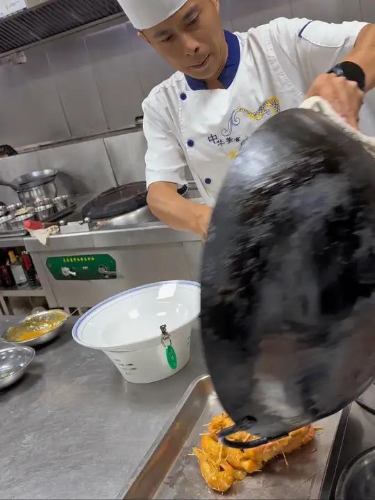 (檀岛汁烧罗式虾)罗氏虾胸部齐头开刀,修剪一下,八层油温下锅胸部开刀处更丰满,定型出锅备用