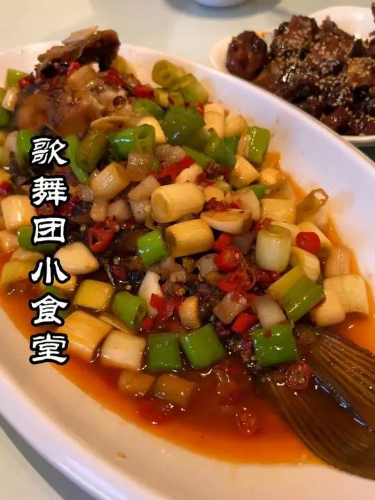 歌舞团小食堂 寻访成都必吃的百家苍蝇馆子藏在四川歌舞团宿舍楼里面的小餐馆,招牌的干烧鱼可是