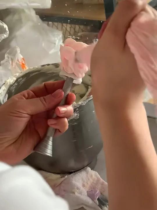 我在烟台花五块买了个老式奶油花朵蛋糕