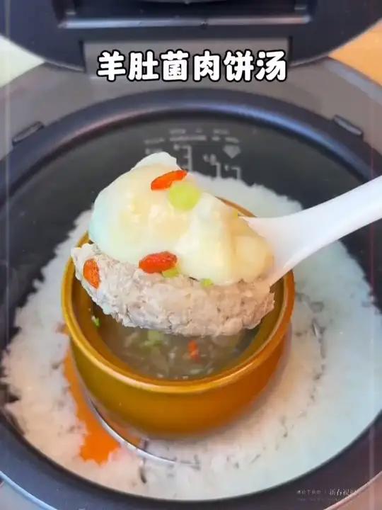孩子身体窜的快,我隔三差五都会炖瓦罐汤给孩子喝,汤鲜肉嫩,营养又丰富,煮饭的时候一起蒸上,