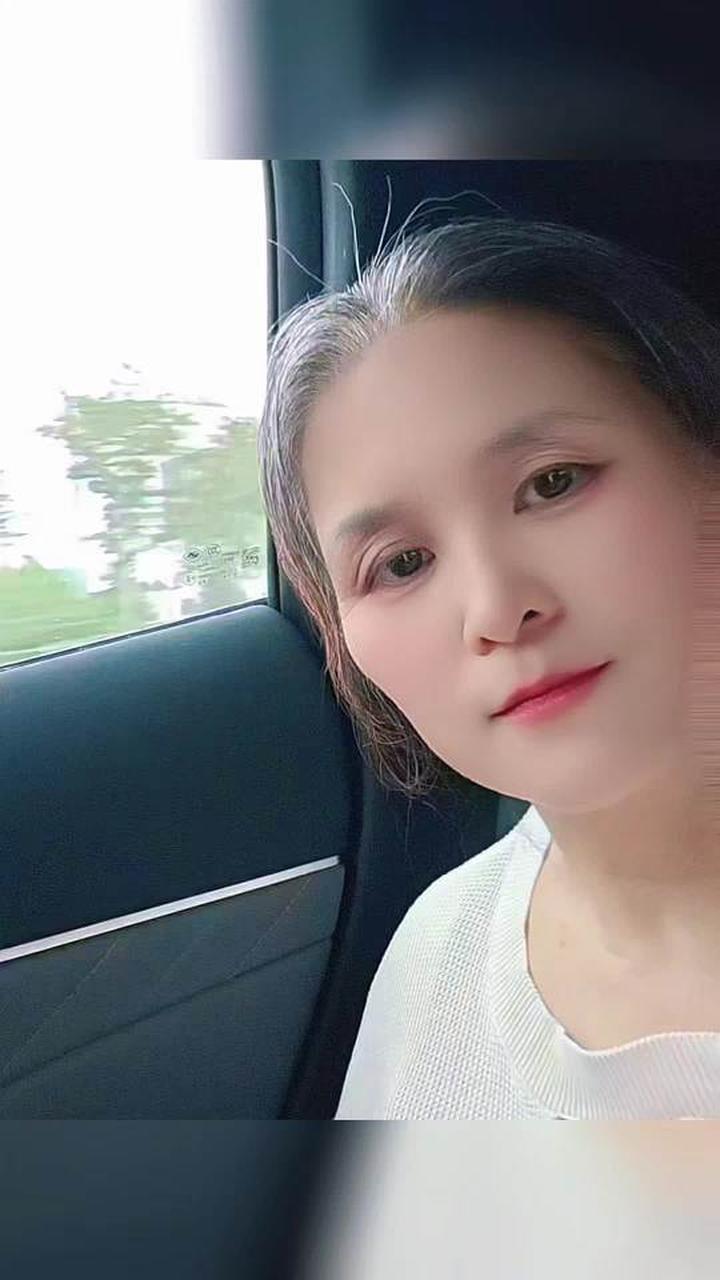 俺好久没出来吃夜宵，儿子说我美颜太年轻不像娘俩