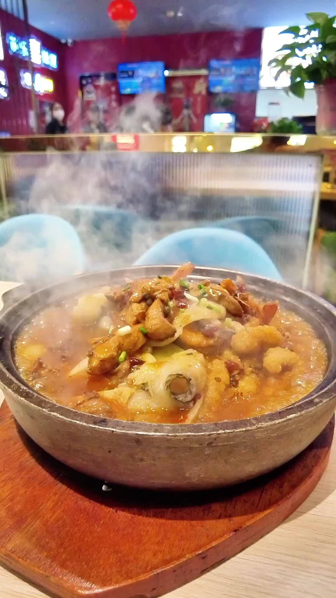 三个人吃饭只花56块5?这份小鸡小鱼全家福套餐也太顶了吧!鸡肉、鱼肉、大虾、培根全都有,还