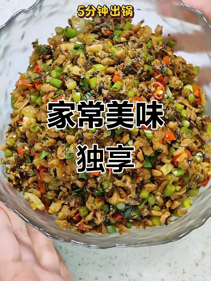 独自用餐少了喧嚣,但能尽情享受这道家常蒜苔炒菜