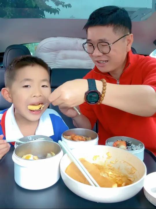 80后老父亲给小学生送饭第263天 家有小学生,中午去学校给儿子送饭,今天午餐给孩子做的芥