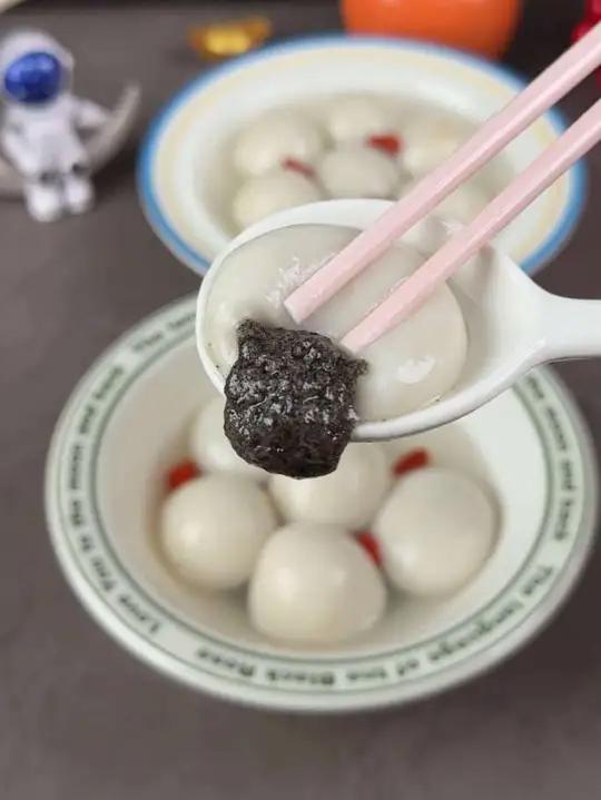 天冷了,煮上一碗热气腾腾的汤圆!真的太香了