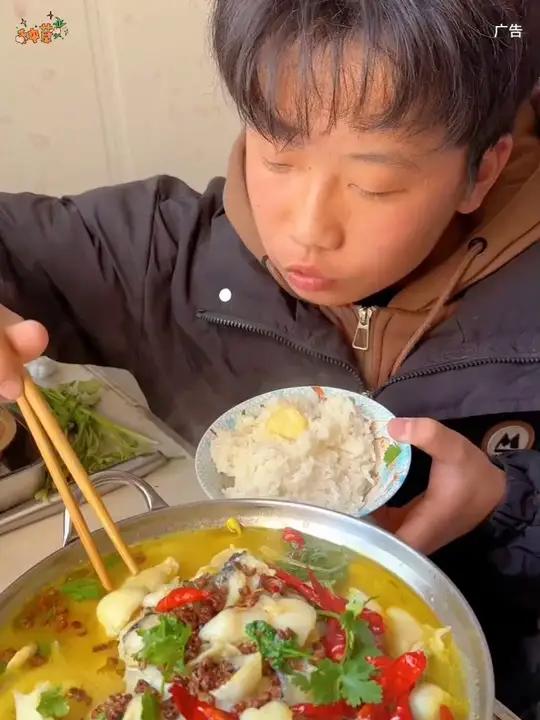 过年了 五分钟都做一锅这个金汤酸菜鱼 滑嫩的鱼片 搭配着 酸爽的汤 别提多好吃了