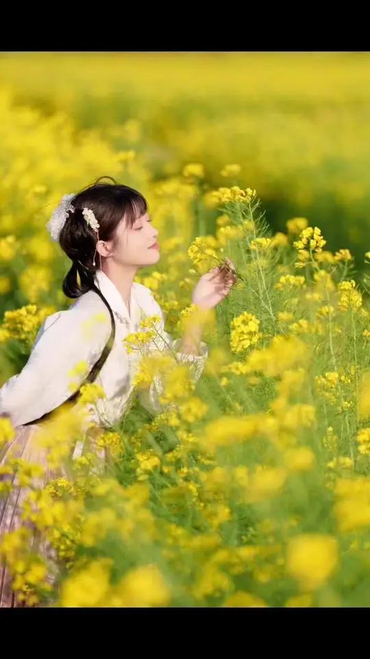 都说摄影师角度越奇怪拍出来照片越好看?花海拍照 油菜花 拍照姿势 摄影师拍照姿势 摄影师拍