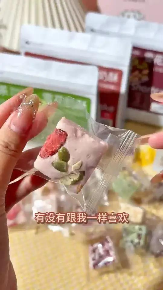过年追剧就吃它！雪花酥坚果饼干太香了 过年家里没好吃又实惠的小零食？这款小零食帮你解决！